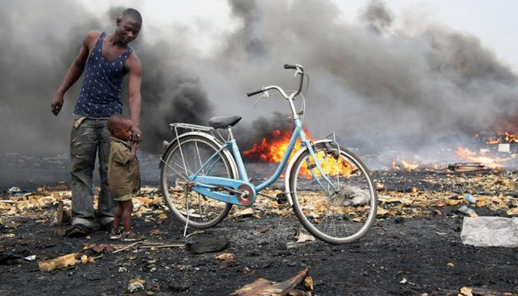 Bãi rác Agbogbloshie, Ghana. Phần đa rác thải điện tử từ Mỹ và các quốc gia châu Âu có xu hướng được xả sang châu Phi. Hàng năm, đất nước Ghana nhận khoảng 215.000 tấn nguyên liệu điện tử tiêu dùng “secondhand”. Ô nhiễm độc phát sinh ở khu vực này khi người ta đốt các bảng mạch điện tử, dây điện… bỏ đi để lấy kim loại đem bán. Các chất độc hại thoát ra, ngấm vào đất và không khí.